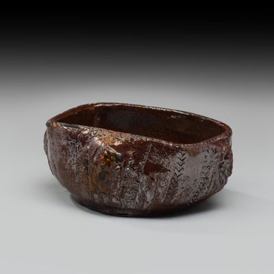 une photo d'un bol marron posé sur une table