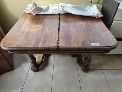une table en bois recouverte d'une nappe blanche