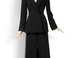 un mannequin vêtu d'un costume noir et d'un pantalon, sur un mannequin