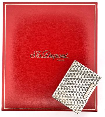 ST DUPONT. Briquet en métal argenté à décor diamanté. h. 5 cm. Légères - Photo 1