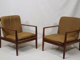 paire de fauteuils de salon danois en teck du milieu du siècle, avec des coussins couleur moutarde