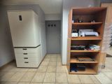 un réfrigérateur et une armoire dans une pièce au sol carrelé