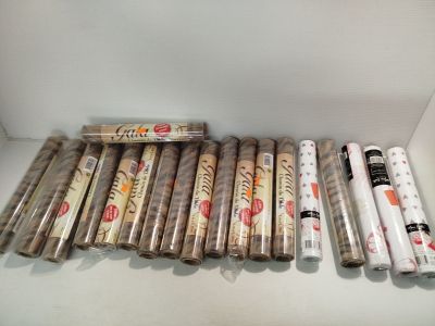 de nombreux rouleaux de papier alignés sur une table