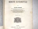 un livre ouvert sur lequel figure la photo d'un homme