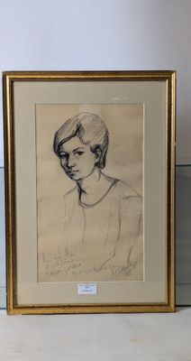 deux dessins encadrés représentant une femme en robe blanche et un dessin en noir et blanc représentant une femme