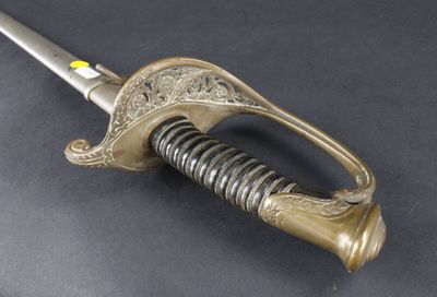 Épée à poignée en corne filigranée, avec fourreau. - Photo 1