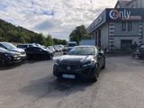 une voiture garée devant un immeuble devant lequel sont garées d'autres voitures