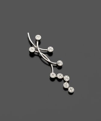 une paire de boucles d'oreilles « ear climbers » en diamants, signées Van Cleef