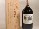 une bouteille de vin posée à côté d'une caisse en bois