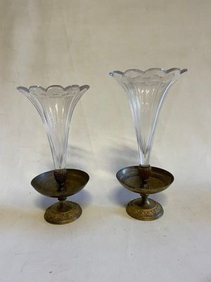 deux vases en verre empilés l'un sur l'autre