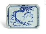 une assiette bleue et blanche avec un oiseau dessus