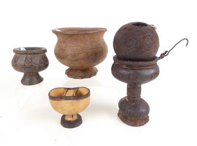 un ensemble d'objets en bois posés sur une surface blanche