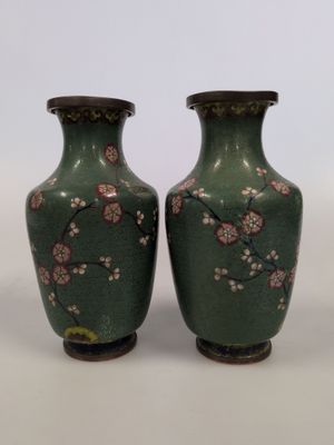 deux vases placés l'un à côté de l'autre