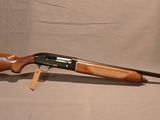 un fusil avec une poignée et un canon en bois