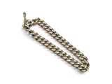 un bracelet à chaîne en argent avec un fermoir, sur fond blanc