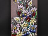 une peinture représentant un bouquet de fleurs sur fond marron