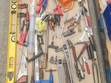 un grand nombre d'outils posés à même le sol