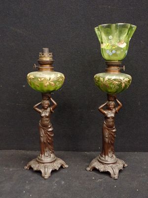 paire de vases anciens en bronze et en verre vert, sur socles