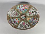 une assiette sur laquelle figurent de nombreux motifs différents
