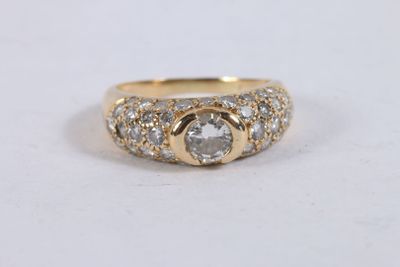 Bague en or jaune 750 ‰ sertie d'un diamant taille brillant …