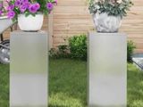 deux jardinières posées dans l'herbe