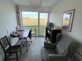 une image d'un salon avec un canapé et une table