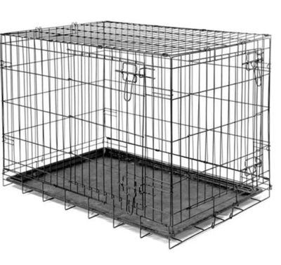 une cage pour chien en métal noir dont la porte est ouverte