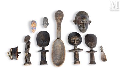 une image représentant une collection d'objets africains posés sur une surface blanche
