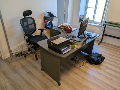 un bureau avec une chaise et un ordinateur dessus