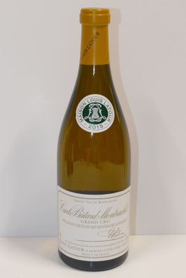 une bouteille de vin posée sur une table