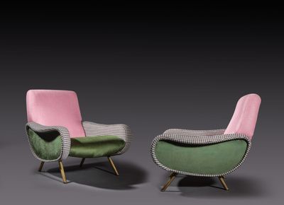 une paire de fauteuils de salon roses et verts aux pieds dorés