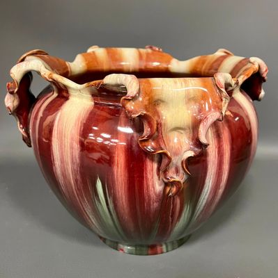 un vase rouge et blanc posé sur une table
