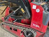 une machine rouge qui se trouve dans un garage
