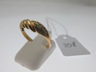 une image représentant une bague en or sertie de diamants noirs sur un fond blanc