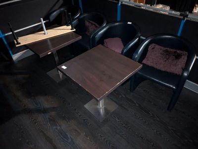 trois chaises et une table dans le coin d'une pièce