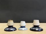 trois petits vases bleus et blancs posés sur une table en bois