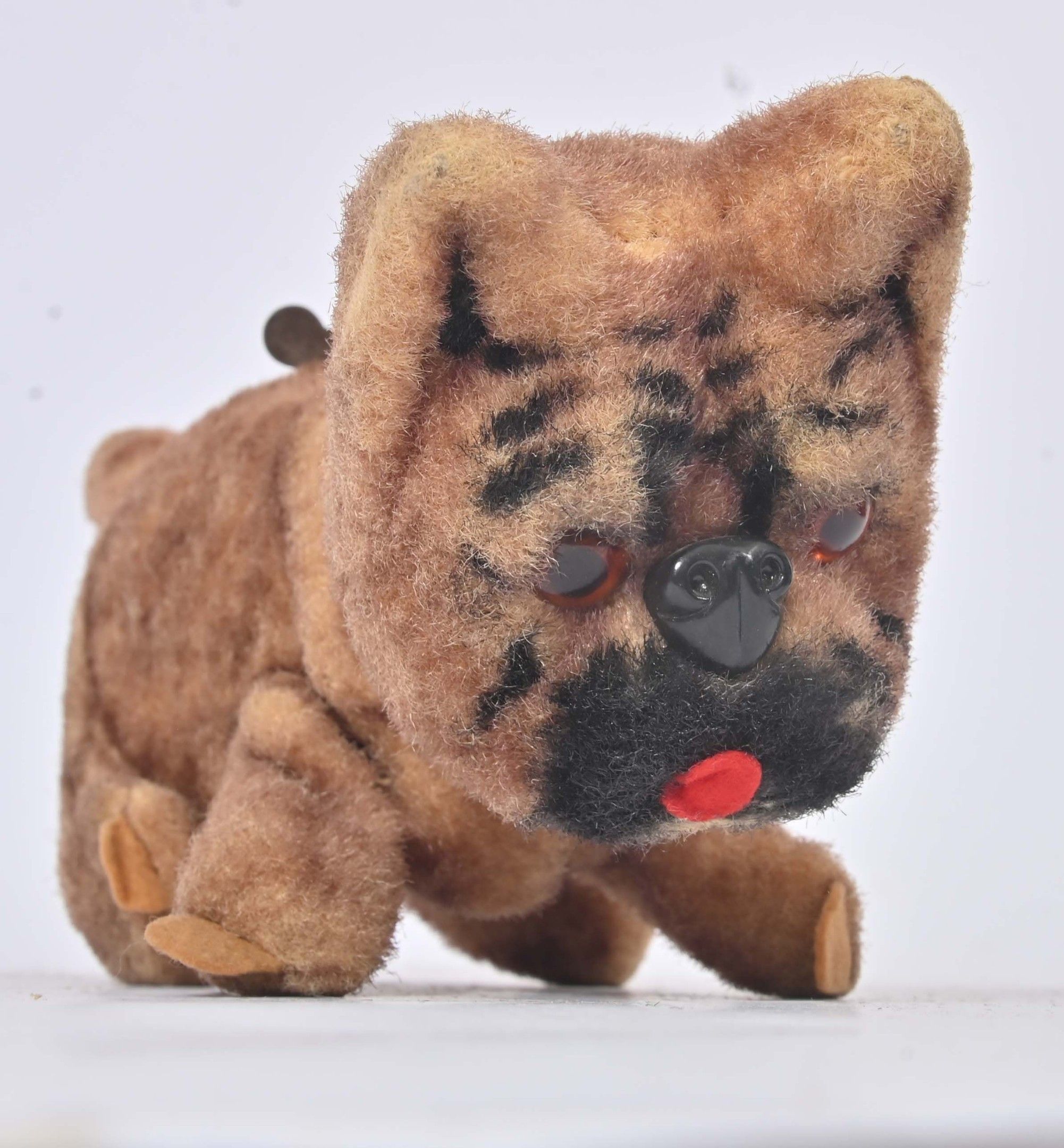 Japon, Chien assis, peluche mécanique. L. 22 cm.