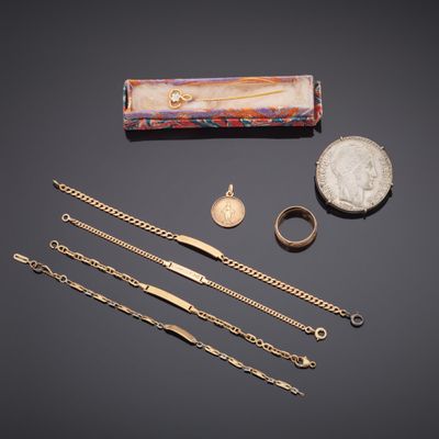 un assortiment de bijoux comprenant une pièce de monnaie, des bracelets et un collier