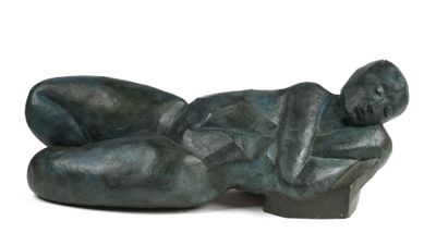 statue représentant un homme allongé sur le dos sur une surface blanche