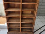 une bibliothèque en bois comportant de nombreuses étagères