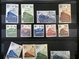 Plusieurs types de timbres sont exposés dans une vitrine.