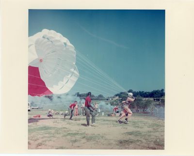 un homme qui vole dans les airs avec un parachute