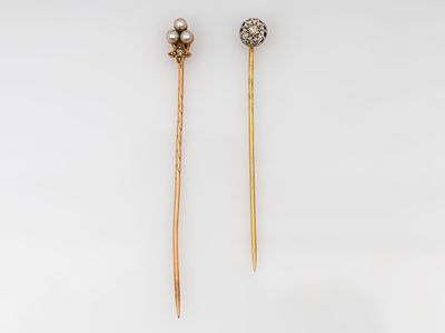 une paire de boucles d'oreilles en or ornées de perles et de diamants
