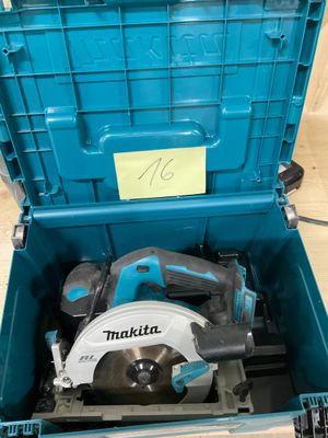 une boîte à outils bleue contenant une scie circulaire