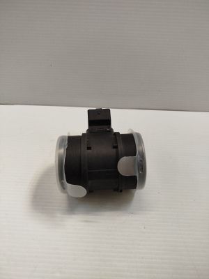 une image montrant un gros plan d'un objet noir sur une surface blanche