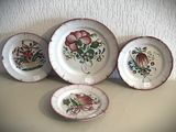 quatre assiettes ornées de fleurs, posées sur une table