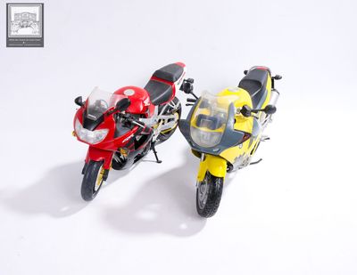 Lot de 2 motos miniatures comprenant : MOTOR MAX, BMW R1200R…