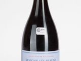 une bouteille de vin posée sur une table