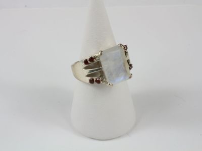 un gros plan d'une bague sertie d'une pierre blanche