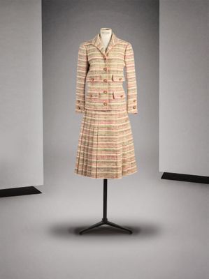 une photo d'une robe et d'un manteau sur un présentoir à mannequin